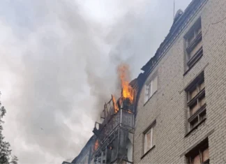 У Херсоні внаслідок атаки дрона загорівся будинок, пожежники врятували людей. ФОТО