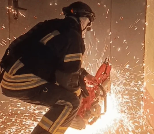 Через атаку дрона у квартирі виникла пожежа. Надзвичайники врятували херсонця