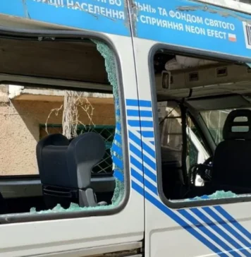 Дрон атакував соціальне таксі та евакуаційну автівку ГО «Сильні бо вільні» в Херсоні. ФОТО