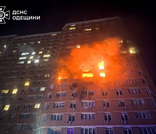 «Шахед» попал в многоэтажку Харькова: пострадали верхние этажи, детали