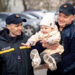 В Одессе спасатели проведали двухлетнюю Каролину: история девочки растрогала Украину (фото)