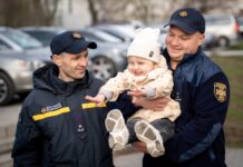 В Одессе спасатели проведали двухлетнюю Каролину: история девочки растрогала Украину (фото)