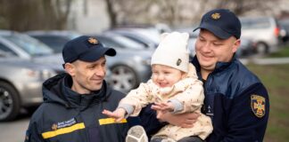 В Одессе спасатели проведали двухлетнюю Каролину: история девочки растрогала Украину (фото)