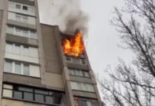 У Херсоні внаслідок російської атаки горить квартира. ВІДЕО