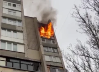 У Херсоні внаслідок російської атаки горить квартира. ВІДЕО