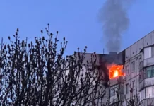 Війська РФ влучили у багатоповерхівку в Херсоні. ВІДЕО