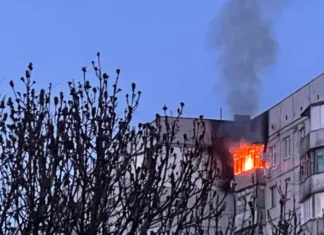 Війська РФ влучили у багатоповерхівку в Херсоні. ВІДЕО