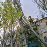 У Херсонській ОВА просять повідомляти про обірвані проводи чи повалені дерева