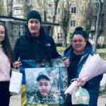 «Майже 40 днів боротьби за відновлення». Рідні зустріли військового з Херсонщини, який повернувся з полону