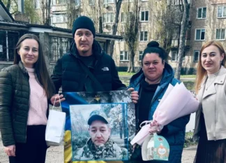 «Майже 40 днів боротьби за відновлення». Рідні зустріли військового з Херсонщини, який повернувся з полону