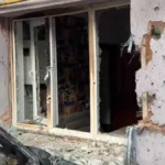 Вночі армія РФ обстріляли один із районів Херсона, згоріла автівка й пошкоджені будинки. ВІДЕО