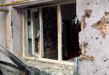 Вночі армія РФ обстріляли один із районів Херсона, згоріла автівка й пошкоджені будинки. ВІДЕО