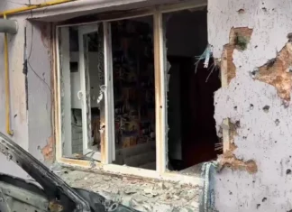 Вночі армія РФ обстріляли один із районів Херсона, згоріла автівка й пошкоджені будинки. ВІДЕО