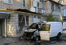 У Херсоні дрон вдарив по цивільному авто. Поранений чоловік