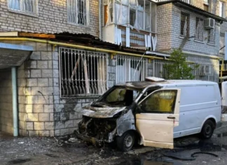 У Херсоні дрон вдарив по цивільному авто. Поранений чоловік