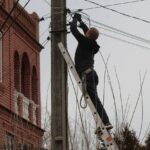 Окупанти масовано обстріляли Херсон: один з районів знеструмлений
