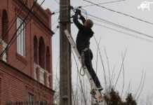Окупанти масовано обстріляли Херсон: один з районів знеструмлений
