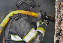 У селищі на Херсонщині під час гасіння пожежі рятувальники виявили тіло чоловіка