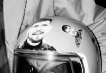 Спортсмен передав родині загиблого Павла Петриченка, який звільняв Херсонщину, шолом із його зображенням