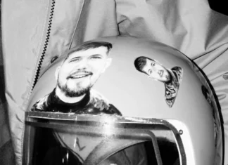 Спортсмен передав родині загиблого Павла Петриченка, який звільняв Херсонщину, шолом із його зображенням