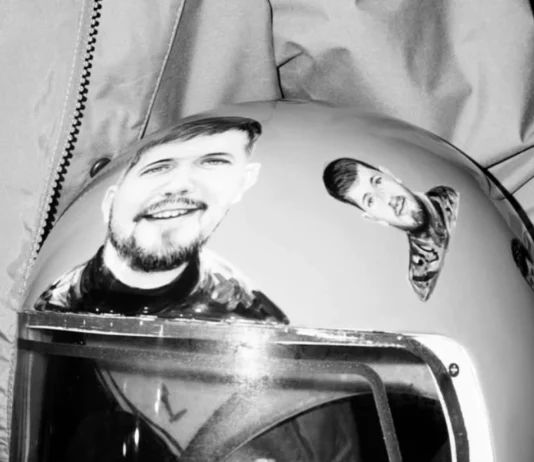 Спортсмен передав родині загиблого Павла Петриченка, який звільняв Херсонщину, шолом із його зображенням