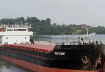 В Азовському морі затонуло російське судно. Частина екіпажу дісталася до окупованої території Херсонщини