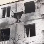 Який вигляд має багатоповерхівка у Херсоні, в яку влучив снаряд російських військ. ВІДЕО