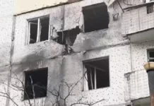 Який вигляд має багатоповерхівка у Херсоні, в яку влучив снаряд російських військ. ВІДЕО