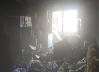 У Херсоні після влучання російського дрона загорілася квартира. ФОТО