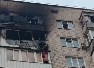 У Херсоні внаслідок російської атаки загорілась квартира. ВІДЕО