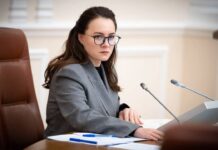 Правительство анонсировало программу стажировки для людей старше 50 лет. О чем идет речь
