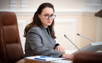 Правительство анонсировало программу стажировки для людей старше 50 лет. О чем идет речь