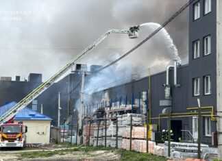 Дроновая атака РФ на Тернополь. Повреждены строительный магазин и склад продукции для кондитеров
