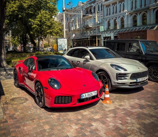 700-сильный гибрид: в Украине появился новейший спорткар Porsche за 15 миллионов (фото)