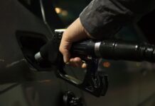 Нефть подешевела более чем на 1%, но что это изменит для украинцев: цены на бензин 20 мая