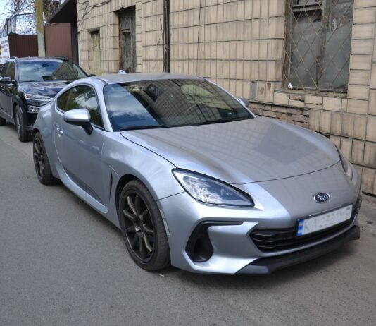 В Киеве засветился редкий и недорогой спорткар Subaru с образцовой управляемостью (фото)