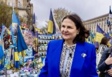 «Никуда не поедем»: в ЕС отреагировали на угрозы и требования РФ покинуть Киев