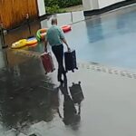 Эпический фейл: работник отеля в Китае стал звездой сети после случайного падения с чемоданами в бассейн (видео)