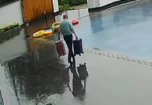 Эпический фейл: работник отеля в Китае стал звездой сети после случайного падения с чемоданами в бассейн (видео)