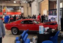 Коллекционный Ford Mustang 70-х попал в ДТП прямо во время продажи на аукционе (видео)