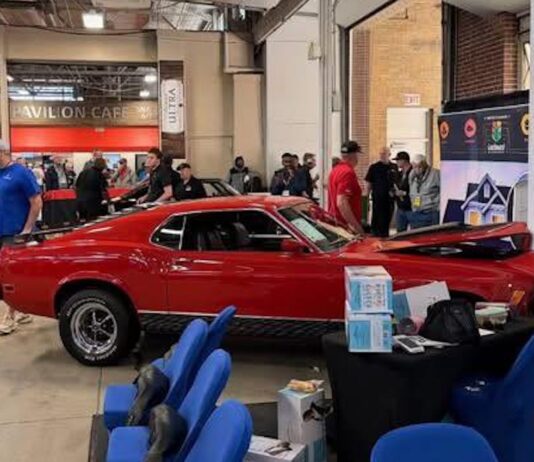 Коллекционный Ford Mustang 70-х попал в ДТП прямо во время продажи на аукционе (видео)