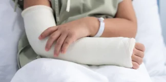 До лікарні у Херсоні доставили поранених матір та дитину
