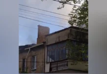 У Херсоні після російського обстрілу загорівся будинок. ВІДЕО