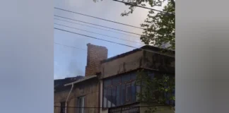 У Херсоні після російського обстрілу загорівся будинок. ВІДЕО