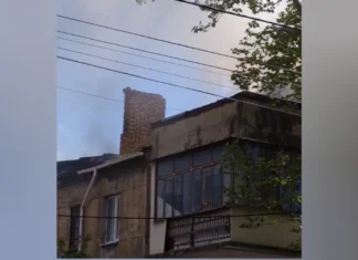 У Херсоні після російського обстрілу загорівся будинок. ВІДЕО