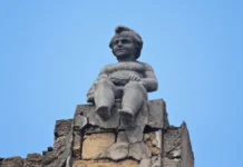 Фото статуї янгола на херсонському готелі «Європейський» серед переможців спецномінації «Вікі любить пам’ятки»