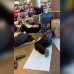 Люди спят на полу: в аэропортах Москвы задерживают рейсы до 16 часов из-за атаки БпЛА (видео)