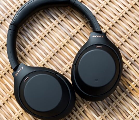 Более дешевая альтернатива AirPods Max: какие наушники Sony рекомендуют в Украине (фото)