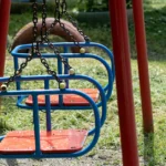 Російська армія з РСЗВ атакувала дитячий майданчик у Херсоні, є загиблий