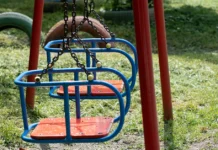 Російська армія з РСЗВ атакувала дитячий майданчик у Херсоні, є загиблий